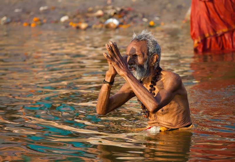 http://www.vidhantravels.com/img/varanasi-festivals/worshiping-sun-after-bath.jpg